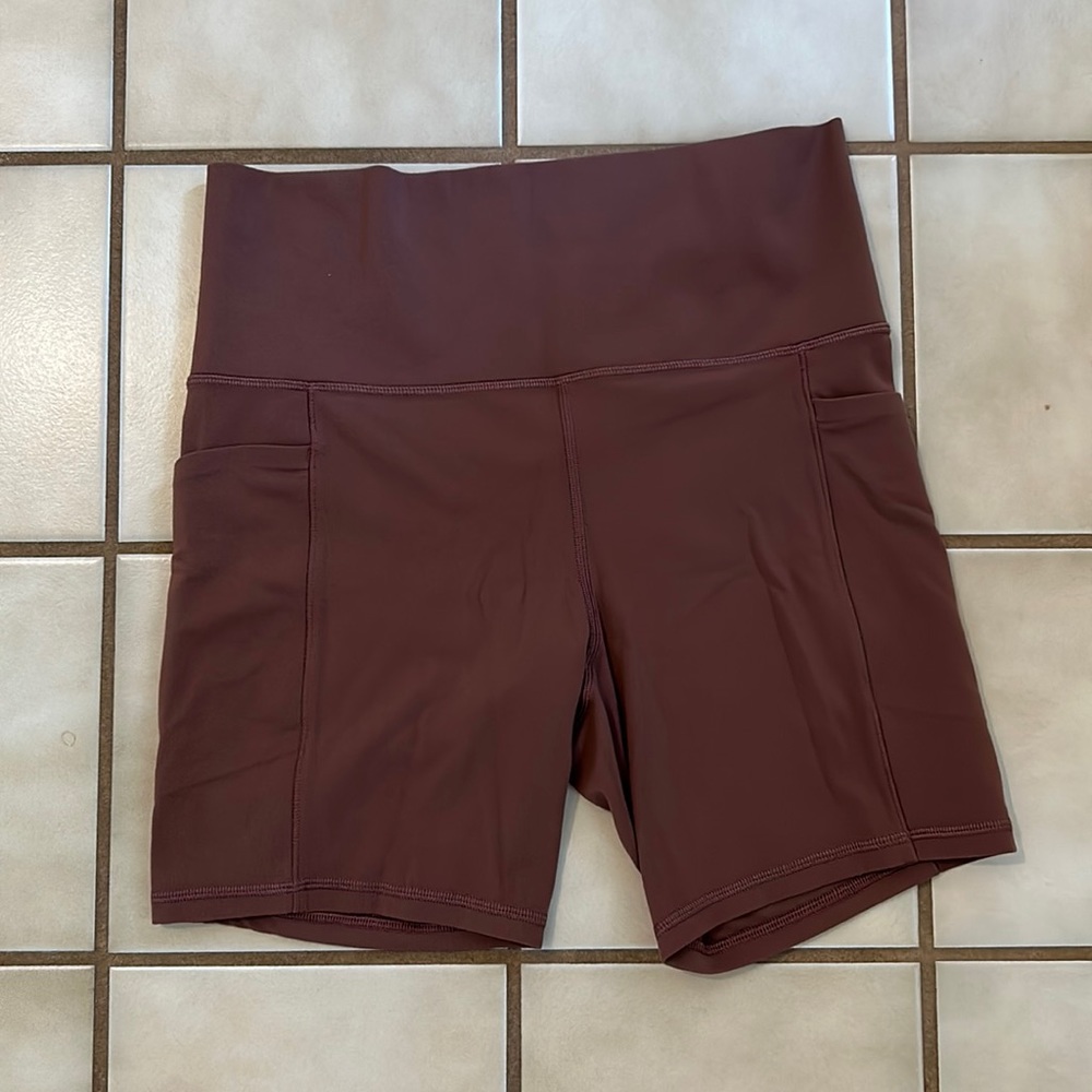 Athleta salutation stash pocket II 7” short